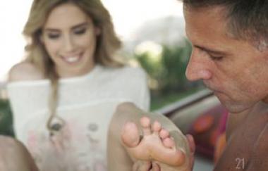 Nesty Feet - First In Love - 21footart