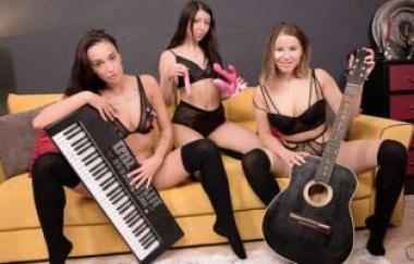 Mary Frost, Amalia Davis, Rin Moon - Pleasure In D-major - Lezcuties