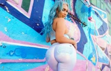 Nina Kayy - Better In Blue